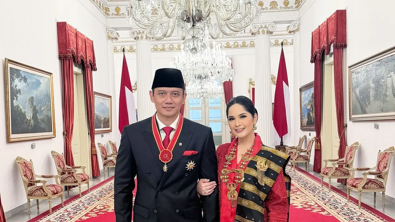 6 Gaya Annisa Pohan Kenakan Kebaya dan Ulos Pemberian Mendiang Ani Yudhoyono saat Dampingi AHY Terima Penghargaan di Istana Merdeka