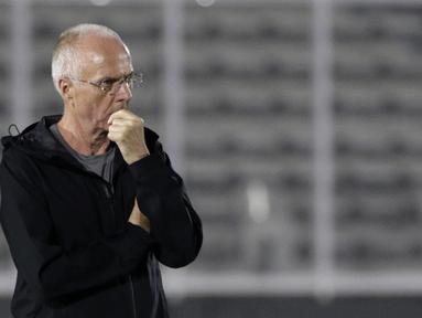 Pelatih Filipina, Sven-Goran Eriksson, mengamati anak asuhnya saat latihan di Stadion Madya Senayan, Jakarta, Selasa (22/11). Latihan ini persiapan jelang laga Piala AFF 2018 melawan Indonesia. (Bola.com/Yoppy Renato)