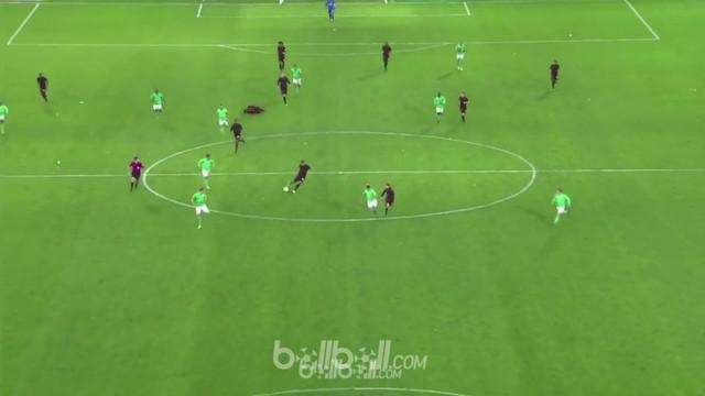 Berita video gelandang Nice nyaris meniru gol setengah lapangan David Beckham. This video presented by Ballball.