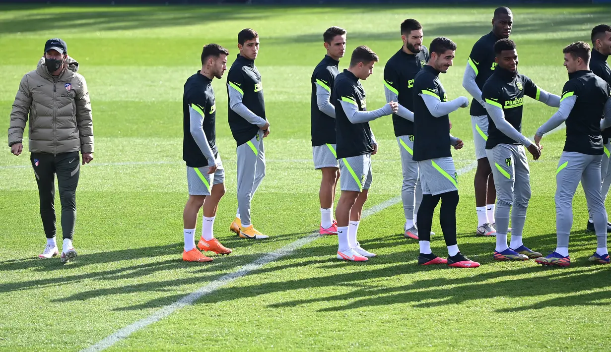 Pelatih Atletico Madrid, Diego Simeone, memperhatikan pemainnya saat sesi latihan di Estadio Wanda Metropolitano, Selasa (24/11/2020). Atletico Madrid akan menghadapi Lokomotiv Moscow pada laga matchday keempat Liga Champions. (AFP/Gabriel Bouys)