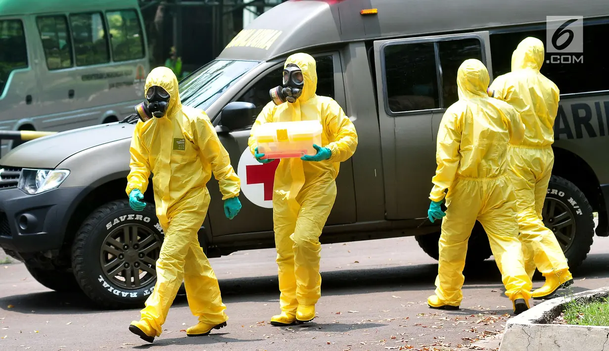 Tim Pasukan Gerak Cepat (PGC) melakukan simulasi penanganan Episenter Pandemi Influenza H7N9 di Puspiptek Tangerang Selatan, Rabu (20/9). Indonesia telah tiga kali melakukan simulasi penanggulangan pandemi influenza.. (Liputan6.com/Helmi Afandi)