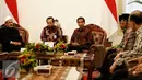 Presiden Joko Widodo berbincang dengan Grand Syeikh Al Azhar Ahmed Muhammad Ahmed El Tayeb di Istana Merdeka, Jakarta, Senin (22/2). Kunjungan El Tayeb membahas ajaran Islam yang moderat dan rahmatan lil alamin. (Liputan6.com/Faizal Fanani)