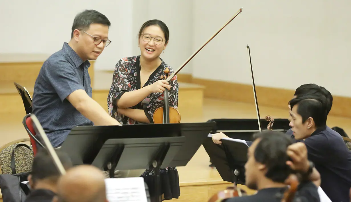 Jelang pertunjukan konserto biola “Malam Tchaikovsky” dalam rangka memperingati 180 tahun kelahiran komponis besar dunia Pyotr Ilyich Tchaikovsky, Jakarta Concert Orchestra melakukan sesi latihan pada rabu (19/2/2020) di Jakarta.  (Bambang E.Ros/Fimela.com)