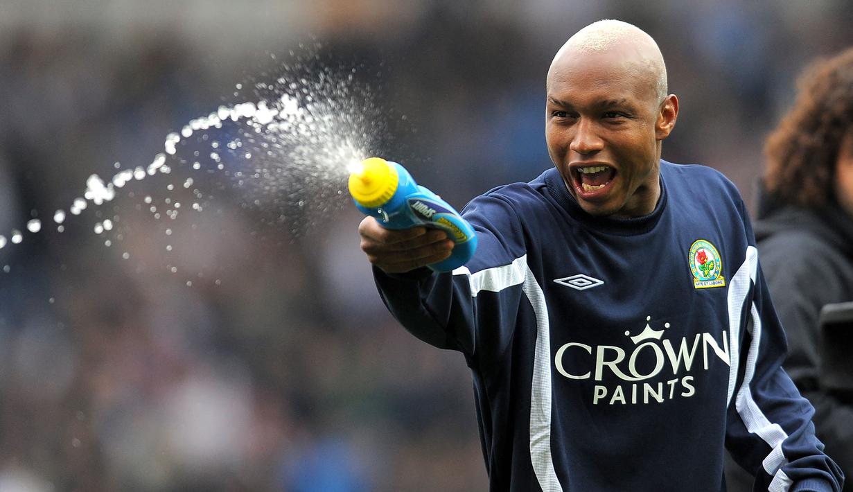 El Hadji Diouf. Striker Senegal yang kini berusia 41 tahun dan telah pensiun pada Januari 2016 bersama Sabah FC ini pernah membela Blackburn Rovers pada tengah musim 2008/2009 hingga akhir musim 2010/2011 setelah sebelumnya pernah berseragam Bolton, Sunderland dan Liverpool. West Ham pun tertarik mendatangkannya pada awal musim 2011/2012, namun proses transfernya menjadi berlarut-larut hingga El Hadji Diouf sempat berstatus tanpa klub. Proses transfer pun akhirnya gagal total akibat penolakan fans garis keras The Hammers yang mengaggap sang pemain memiliki perilaku yang buruk di lapangan, seperti sering melakukan diving. Pada Oktober 2011 ia akhirnya berlabuh ke Doncaster Rovers. (AFP/Andrew Yates)