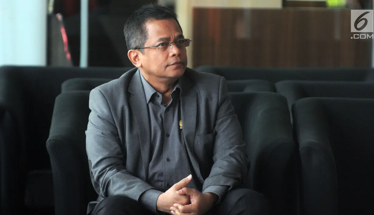 Sekretaris Jenderal DPR, Indra Iskandar menunggu panggilan penyidik KPK saat akan menjalani pemeriksaan di Jakarta, Senin (22/4). Indra Iskandar diperiksa sebagai saksi untuk tersangka Romahurmuziy terkait kasus dugaan jual beli jabatan di Kementerian Agama tahun 2018-2019. (merdeka.com/Dwi Narwoko)