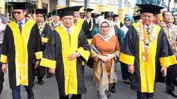 Mantan Wakil Presiden Jusuf Kalla didampingi sang istri, Mufidah Kalla tiba untuk penganugerahan gelar doktor kehormatan (Dr. Honoris Causa), di Universitas Negeri Padang (UNP), Kamis (5/12/2019). JK menerima anugerah doktor honoris causa di bidang penjamin mutu pendidikan. (FOTO: Tim Media JK)