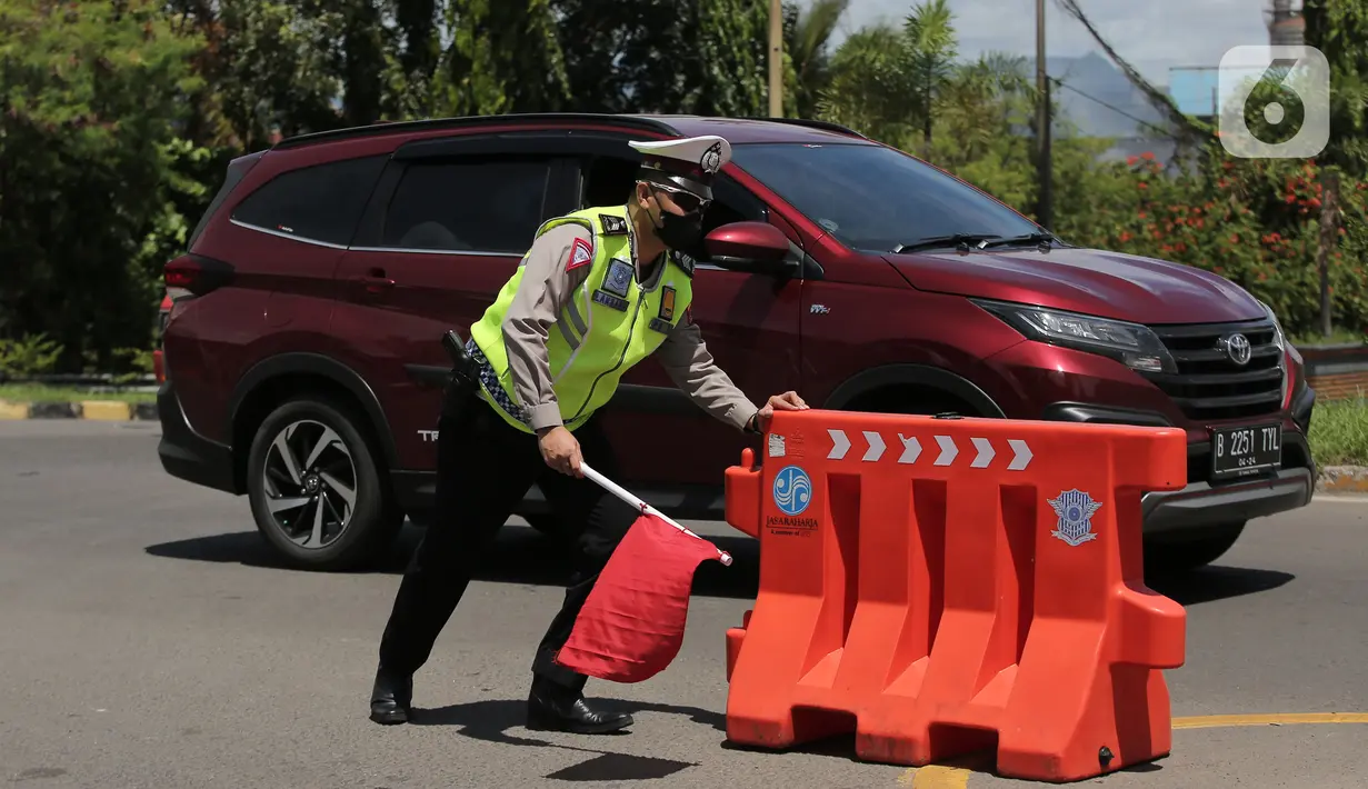 <p>Polisi memindahkan pembatas jalan saat melakukan sistem buka tutup jalan menuju Pelabuhan Merak, Cilegon, Banten, Jumat (29/4/2022). Sistem buka tutup tersebut membuat kemacetan panjang hingga ke dalam Tol Tangerang-Merak. (Liputan6.com/Angga Yuniar)</p>
