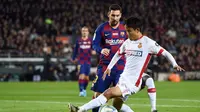 Takefusa Kubo saat berduel dengan Lionel Messi saat Barcelona menggilas Real Mallorca (AFP)