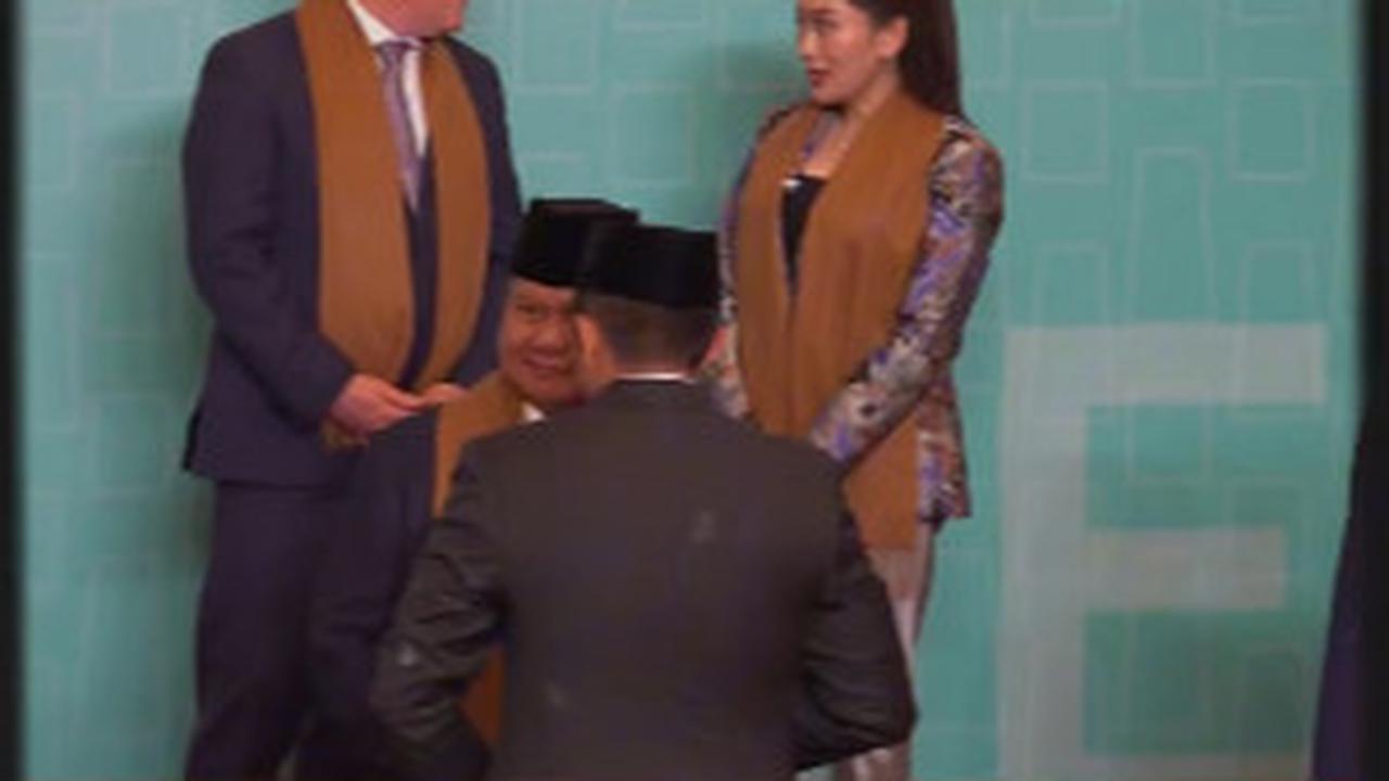 Aksi Sigap Mayor TNI Teddy Rapikan Syal Prabowo Depan Pemimpin Dunia di KTT APEC