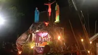 Pada puncak perayaan Semena Santa, warga Larantuka mengarak patung Yesus dan Maria. (Foto: Christina Nila)