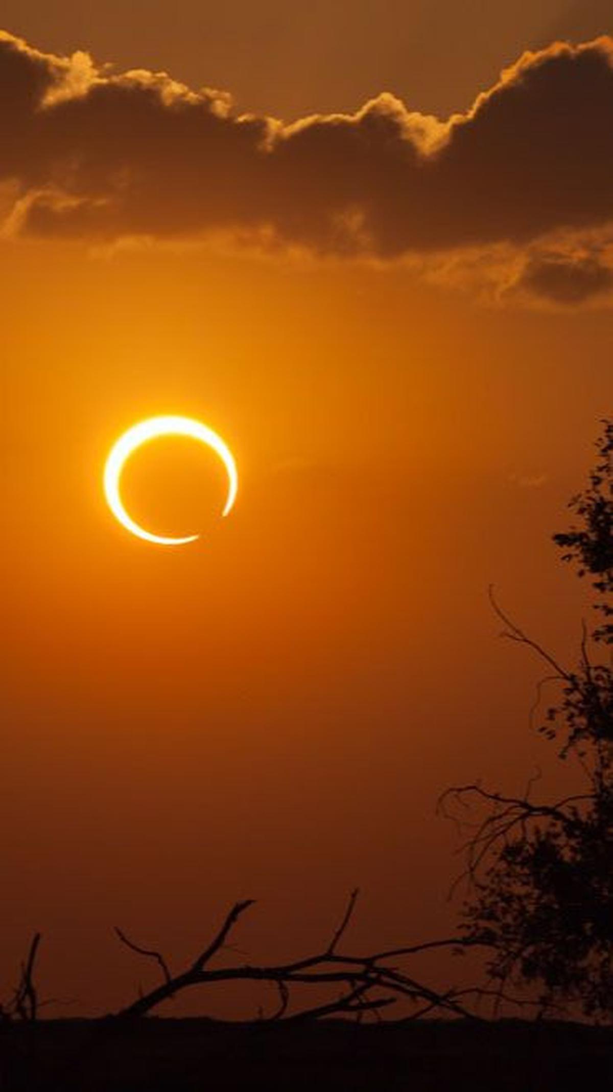 <b>Gerhana Bulan Penumbra dan Gerhana Matahari Parsial </b>