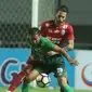 Bek Arema FC, Jad Noureddine (kanan) menahan pemain PS TNI, Elio Bruno saat laga lanjutan Liga 1 Indonesia di Stadion Pakansari, Bogor, Senin (3/7). Laga kedua tim berakhir imbang 0-0. (Liputan6.com/Helmi Fithriansyah)