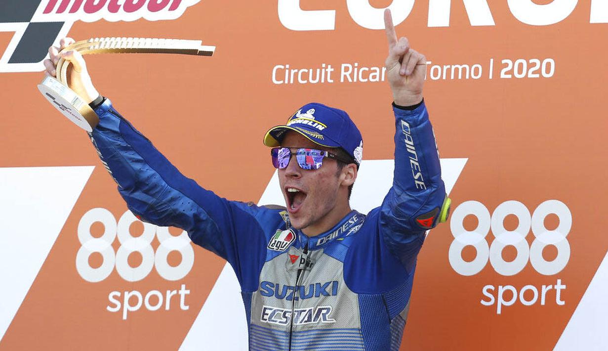 Pembalap Suzuki, Joan Mir, melakukan selebrasi usai menjuarai balapan MotoGP Eropa di Sirkuit Ricardo Tormo, Valencia, Minggu (8/11/2020). Joan Mir finis pertama dengan catatan waktu 41 menit 37,297 detik. (AP/Alberto Saiz)