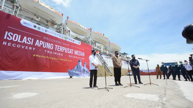 Menteri Perhubungan Budi Karya Sumadi dan Menteri BUMN Erick Thohir mengunjungi fasilitas isolasi terpusat Kapal Pelni KM Bukit Raya di Pelabuhan Belawan, Medan