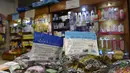 Kemasan ganja yang dijual di apotek di Montevideo, Uruguay (19/7). Apotek ini menjual ganja tersebut seharga USD 6,5 atau berkisar Rp 86.000 per lima gram. (AFP Photo/Miguel Rojo)
