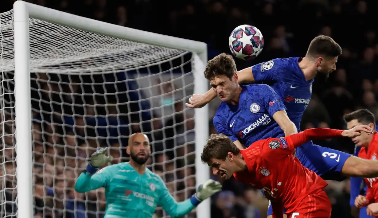 Pemain Chelsea Olivier Giroud (kanan atas) dan Marcos Alonso (tengah) mengahalau bola saat menghadapi Bayern Munchen pada pertandingan babak 16 besar Liga Champions di Stamford Brige Stadium, London, Inggris, Selasa (25/2/2020). Bayern Munchen menang dengan skor 3-0. (AP Photo/Kirsty Wigglesworth)