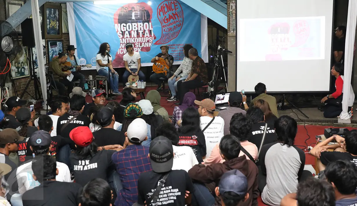 Suasana acara Ngobrol Santai Antikorupsi Bersama Slank, KPK, dan ICW di Jakarta, Rabu (12/4). Acara tersebut diadakan untuk mengajak masyarakat untuk menjauhi perbuatan korupsi, khususnya generasi muda. (Liputan6.com/Immanuel Antonius)