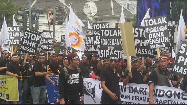 Karyawan Bank Danamon Turun ke Jalan Tolak PHK Massal ...