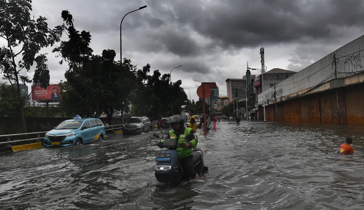 Ketinggian air yang menggenangi sejumlah ruas jalan di Jakarta Barat bervariasi antara 30 hingga 40 centimeter. (merdeka.com/Arie Basuki)