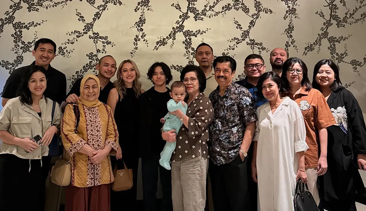 Dalam perayaan tersebut, terlihat keakraban dan kebersamaan yang erat di antara anggota keluarga besar. Bunga Citra Lestari, yang dikenal sangat dekat dengan keluarganya, tampak bahagia bisa merayakan momen spesial ini bersama orang-orang tercinta. Anak-anak, cucu-cucu, serta kerabat dekat lainnya hadir untuk memberikan ucapan selamat dan doa terbaik bagi sang ibunda. (Liputan6.com/IG/@itsmebcl)