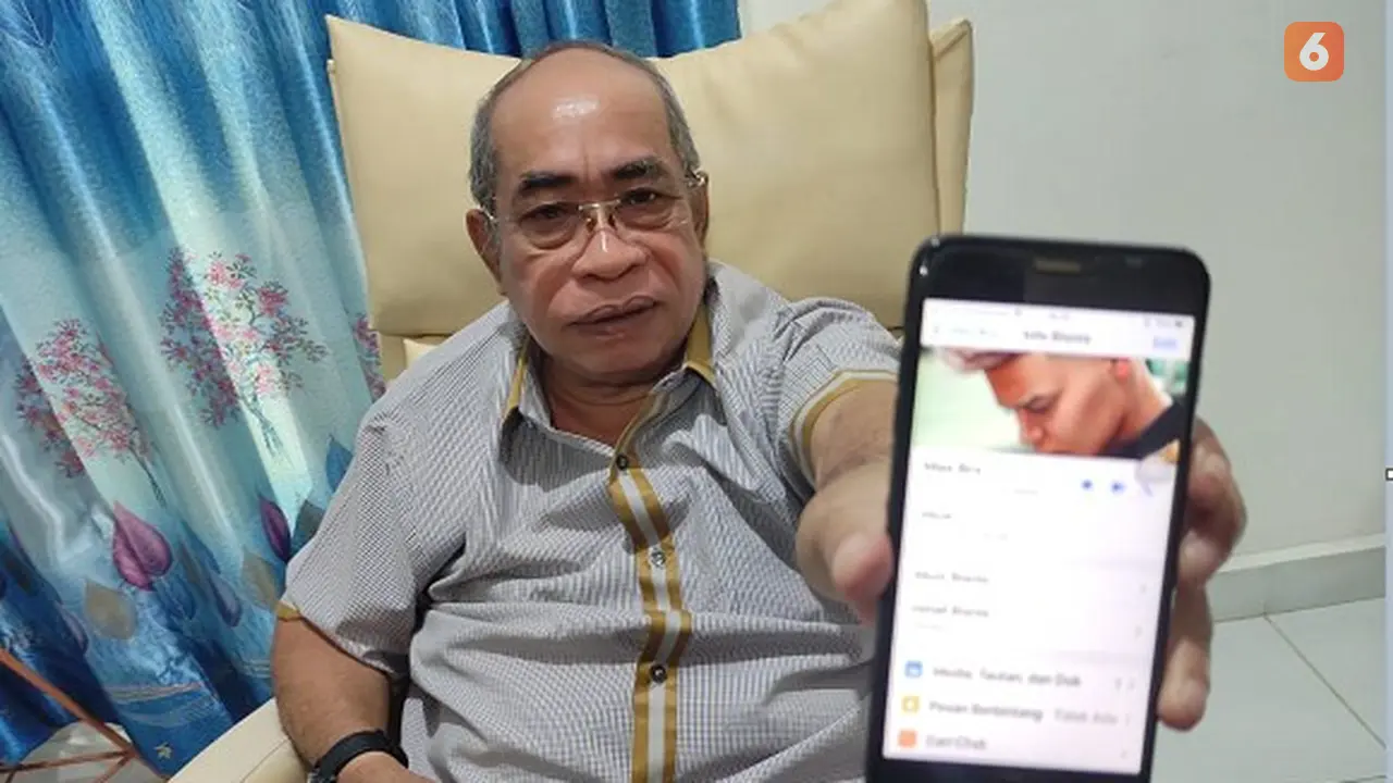 Politisi Partai Amanat Nasional (PAN) yang juga Anggota DPRD Provinsi Gorontalo Adhan Dambea saat menunjukan bukti penawaran narkoba (Arfandi Ibrahim/Liputan6.com)