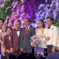 Selain dihadiri sejumlah rekan artis dan kerabat terdekat, rupanya Presiden Jokowi dan Ibu Negara Iriana Jokowi turut datang ke pesta pernikahan pasangan penyanyi ini. Berikut potretnya.