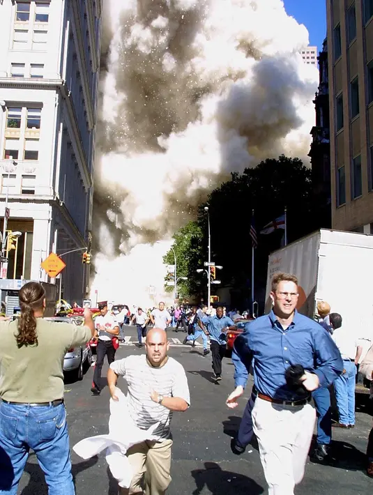 File foto Orang-orang berlari setelah menara World Trade Center runtuh di Manhattan, New York pada 11 September 2001.. (AFP/Doug Kanter)