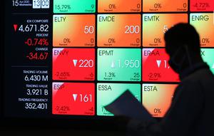 Pengunjung melintas di papan elektronik yang menampilkan pergerakan Indeks Harga Saham Gabungan (IHSG) di Bursa Efek Jakarta, Rabu (15/4/2020). Pergerakan IHSG berakhir turun tajam 1,71% atau 80,59 poin ke level 4.625,9 pada perdagangan hari ini. (Liputan6.com/Johan Tallo)