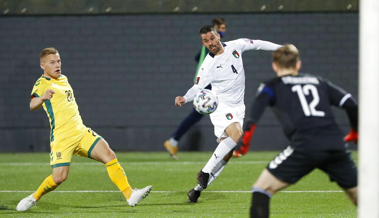 Pemain Italia Leonardo Spinazzola (tengah) mengontrol bola saat melawan Lithuania pada pertandingan Grup C kualifikasi Piala Dunia 2022 di Stadion LFF, Vilnius, Lithuania, Rabu (31/3/2021). Italia menang 2-0. (AP Photo/Mindaugas Kulbis)