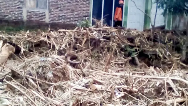 Material banjir bandang menerjang rumah-rumah penduduk Capar. (Foto: Liputan6.com/Tagana Banyumas/Muhamad Ridlo)