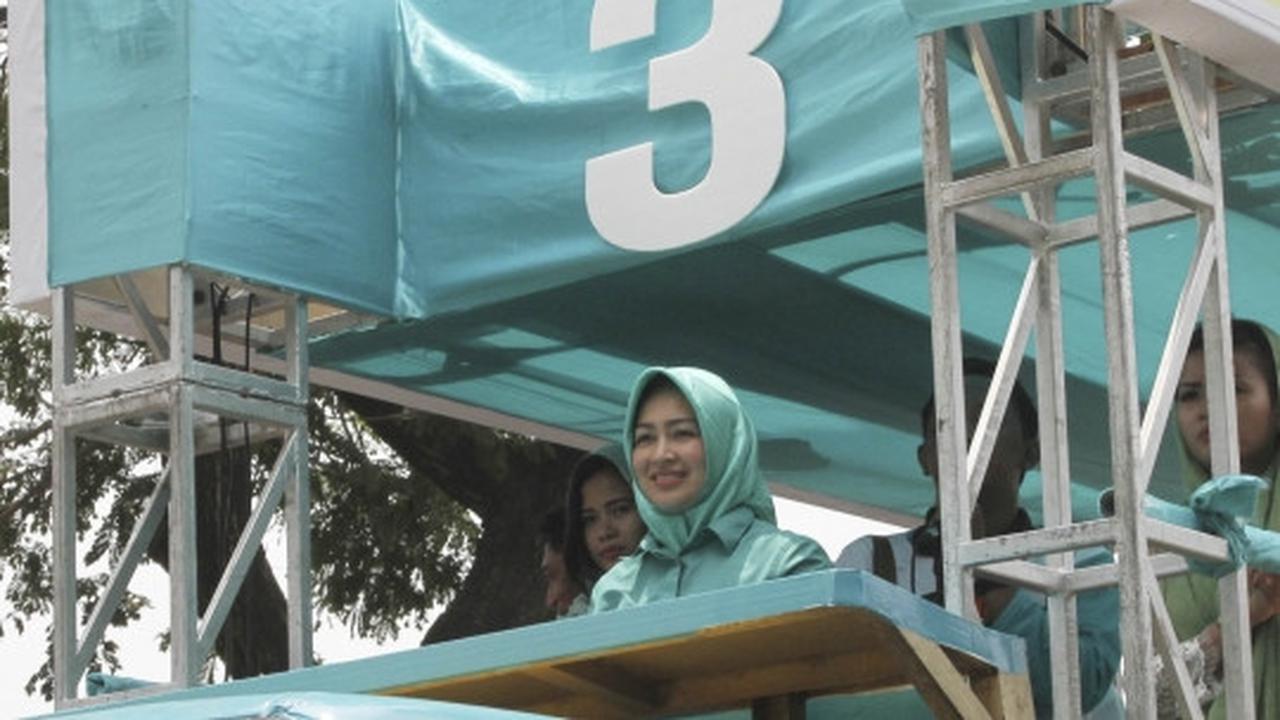 Tiga wanita cantik calon pemimpin Tangsel pawai keliling kota