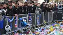Pemain Leicester City memberi penghormatan kepada korban kecelakaan helikopter yang menewaskan pemilik Leicester City Vichai Srivaddhanaprabha di luar Stadion King Power, Inggris, Senin (29/10). (Paul Ellis/AFP)