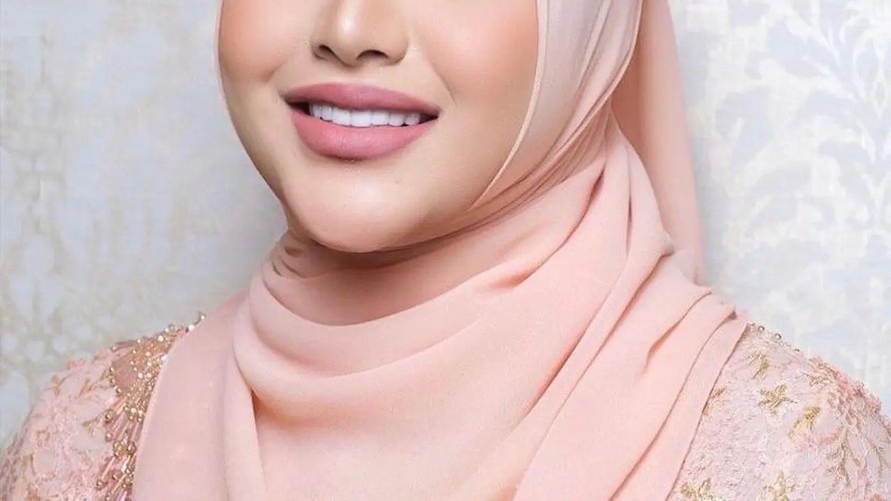 10 Potret Gaya Kompak Aurel Hermansyah dan Ameena Pakai Kebaya Peach saat Tedak Siten