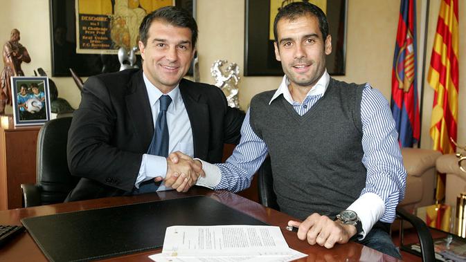 4. Pada Juni 2008, Josep Guardiola dipercaya oleh Presiden Barcelona, Joan Laporta, untuk menggantikan Frank Rijkaard sebagai pelatih Barcelona. Pep dikontrak untuk dua musim. (AFP/Barcelona)