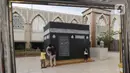 Pengunjung melihat miniatur Kakbah di Masjid Nurul Iman, Blok M Square, Jakarta, Sabtu (2/4/2022). Miniatur Ka'bah itu sebagai fasilitas untuk calon jemaah dari agen perjalanan yang ingin melaksanakan latihan simulasi manasik haji dengan kapasitas 300 orang. (Liputan6.com/Herman Zakharia)