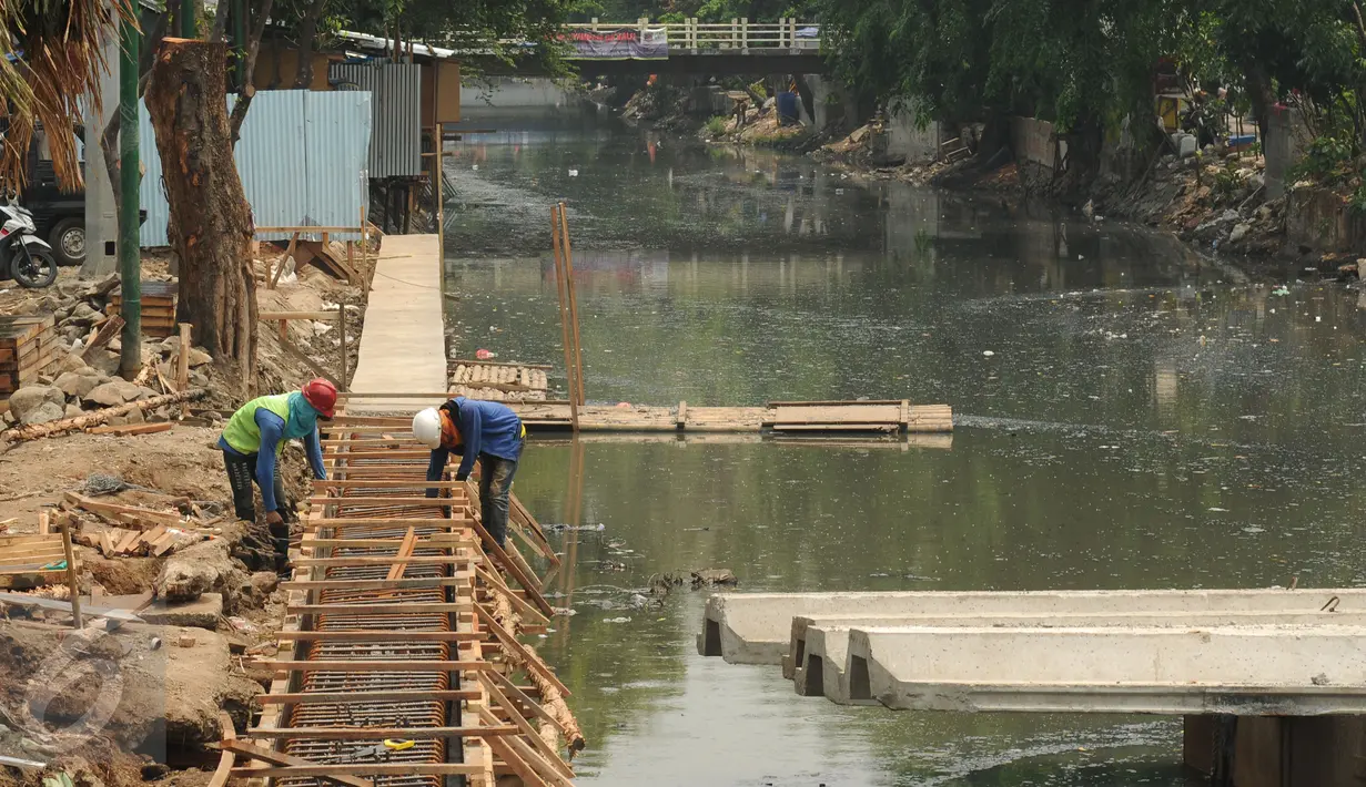  Pekerja melakukan pemasangan sheetpile di sekitar Kaliduri Jakarta, Selasa (10/11/2015). Untuk mencegah banjir, Pemerintah Provinsi DKI Jakarta melakukan pengembangan sistem drainase di kawasan Kaliduri Jakarta Barat. (Liputan6.com/Helmi Fithriansyah)