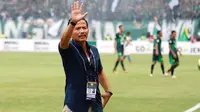Djadjang Nurdjaman, pelatih Persebaya. (Bola.com/Aditya Wany)