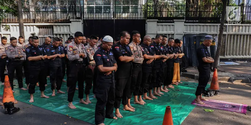 Melihat Pasukan Brimob Laksanakan Salat Berjamaah di Tengah Pengamanan