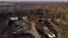 Kerusakan terlihat pada sebuah rumah yang terbakar akibat Kebakaran Smokehouse Creek, Rabu, 28 Februari 2024, di Canadian, Texas. (AP Photo/Julio Cortez)