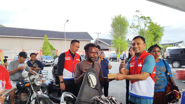 Pemberian takjil di SPBU Sentani, Kabupaten Jayapura.