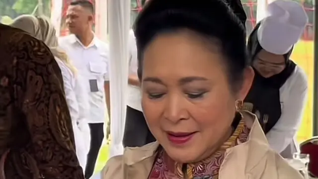 Titiek Soeharto Jadi Juri Masak, Jaket yang Dipakainya Curi Perhatian. (Dok: TikTok @beyonchie_96)