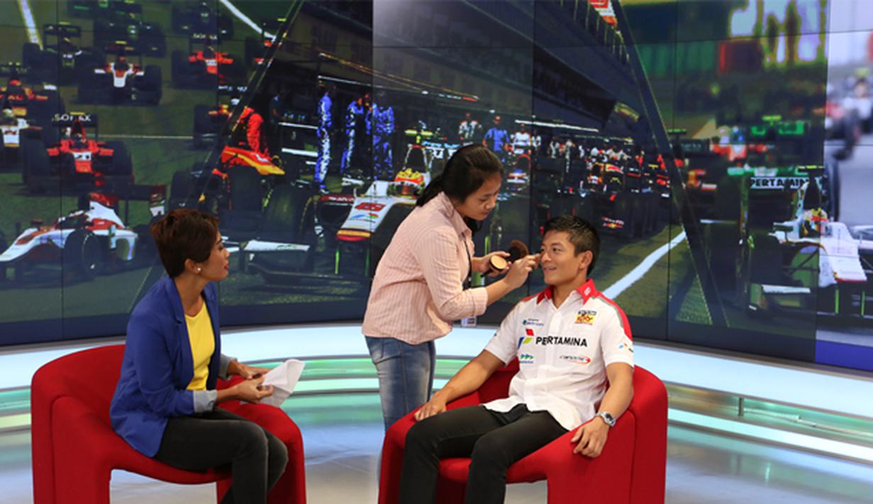 Pebalap Rio Haryanto dipakaikan make-up ketika bersiap mengikuti sesi wawancara bersama SCTV di SCTV Tower, Jakarta, Jumat (1/8/2015).  (Bola.com/Vitalis Yogi)