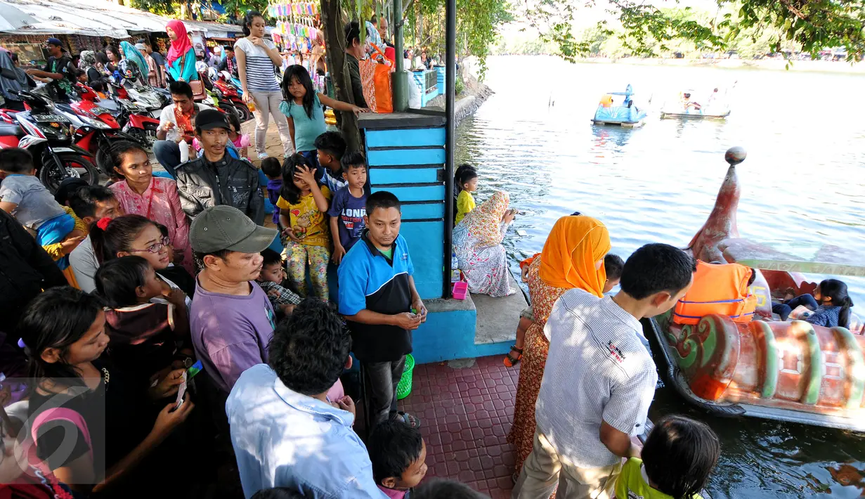 Permainan sepeda air atau Bebek-bebekan menjadi favorit di Kampung Budaya Betawi, Jakarta, Sabtu (18/7/2015). Tampak pengunjung sedang mengantri untuk bisa menaiki sepeda air. (Liputan6.com/Yoppy Renato)