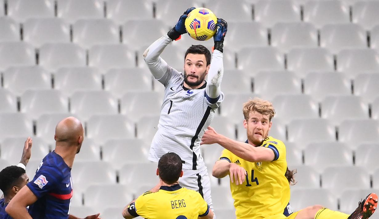 Kiper Prancis, Hugo Lloris, menangkap bola saat menghadapi Swedia pada laga lanjutan Grup 3 UEFA Nations League di Stade de France, Rabu (18/11/2020) dini hari WIB. Prancis menang 4-2 atas Swedia. (AFP/Franck Fife)