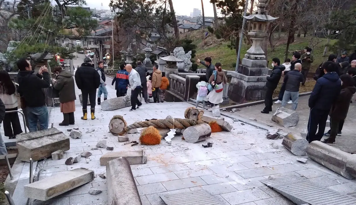 Gempa berkekuatan magnitudo 7,4 dilaporkan melanda Prefektur Ishikawa, Jepang, di sepanjang pantai Laut Jepang. Peringatan tsunami besar telah dikeluarkan untuk prefektur tersebut, menurut laporan outlet berita Jepang NHK, Senin (1/1/2024). (Kyodo News via AP)
