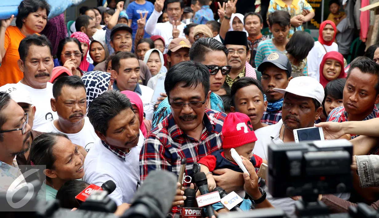 Djarot Saiful Hidayat memberi keterangan pada awak media di Kawasan Kapuk, Cengkareng, Jakarta Barat, Minggu (30/10). Dalam kampanyenya jika terpilih, Djarot berjanji akan menata kawasan kapuk agar menjadi layak huni. (Liputan6.com/Gempur M. Surya)