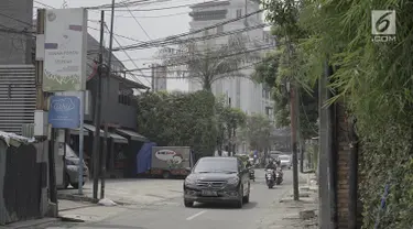 Sejumlah kendaraan melintasi ruas jalan kawasan Kemang, Jakarta, Minggu (12/5/2019). Rencana pembangunan fisik penataan ruang jalan atau pedestrian kawasan Kemang akan dimulai pada akhir Mei 2019 dengan tujuan menjadikan kawasan tersebut sebagai objek wisata. (Liputan6.com/Immanuel Antonius)