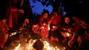 Sejumlah wanita Nepal menyalakan api dalam ritual Dashian yang diadakan di Bhaktapur, Nepal (11/10). Dashian merupakan festival agama Hindu yang diadakan 5 tahun sekali di Bhaktapur, Nepal. (REUTERS/Navesh Chitrakar)
