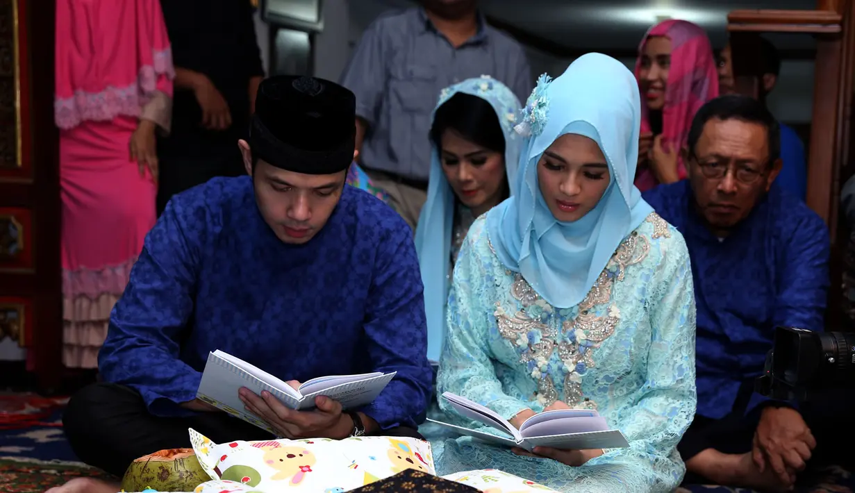  Dude Harlino & Alyssa Soebandono kompak dengan busana warna senada. 