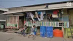 Anak-anak berlari melewati tong air di kawasan Kampung Kamal Muara, Jakarta, Selasa (9/7/2019). Sebagian besar warga Kampung Kamal Muara memasang pipa pada talang air di tepi atap rumah mereka untuk menampung air hujan. (Liputan6.com/Herman Zakharia)